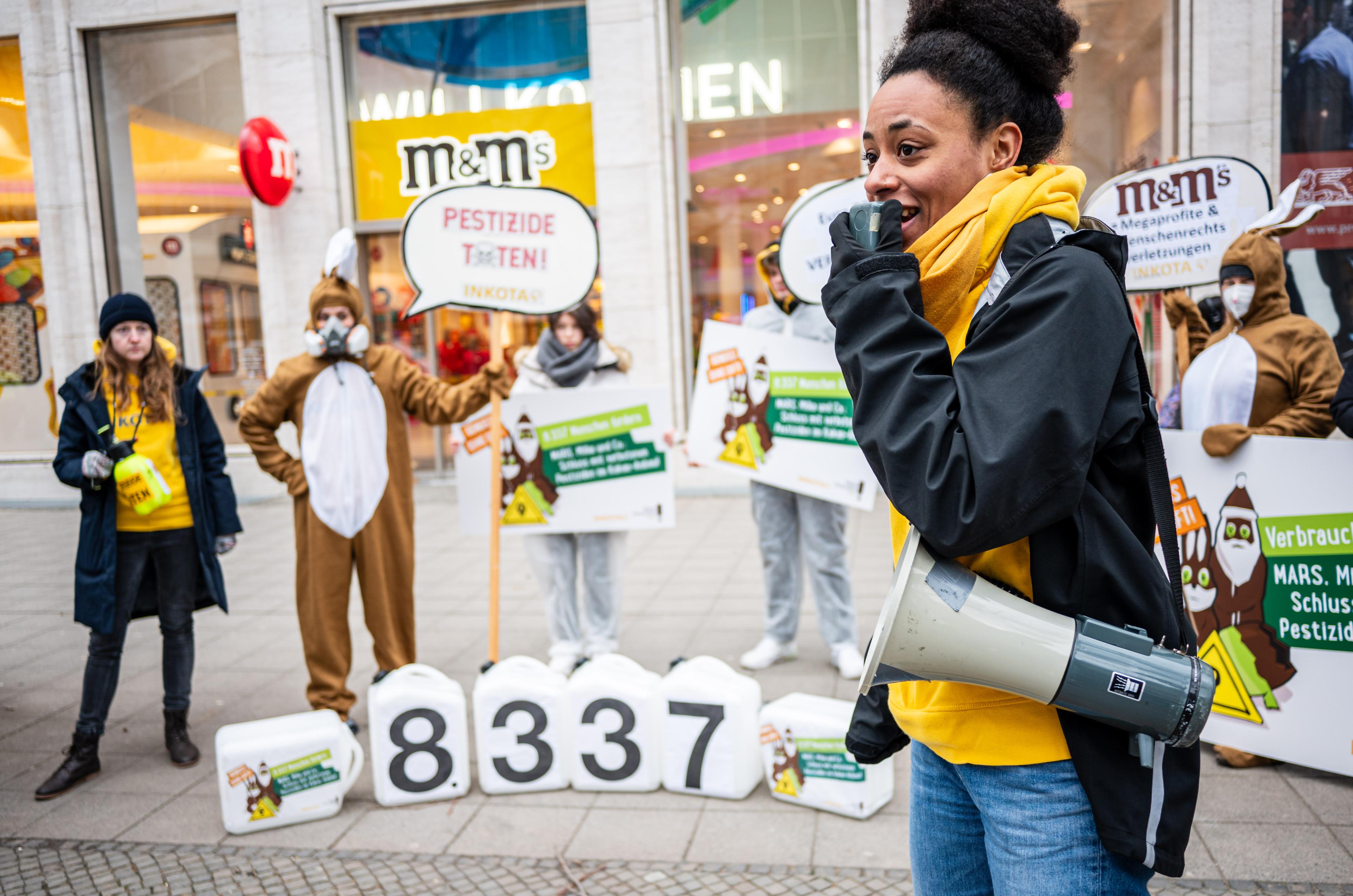 Kundgebung_M&MStore-Berlin_ÜbergabeUnterschriften_an_Mars